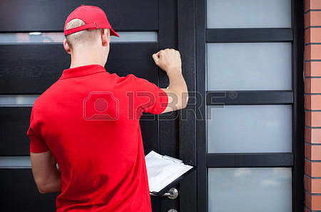 30619488-volver-la-vista-de-un-hombre-de-entrega-llamando-a-la-puerta-del-cliente