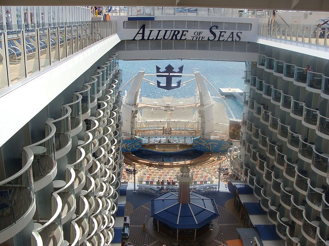 aqua-theater-allure-of-the-seas