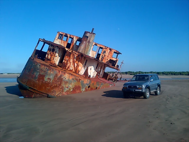 Mi Toy al lado del barco