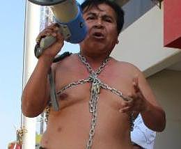 ezequiel-nolasco-en-protesta-encadenado_0