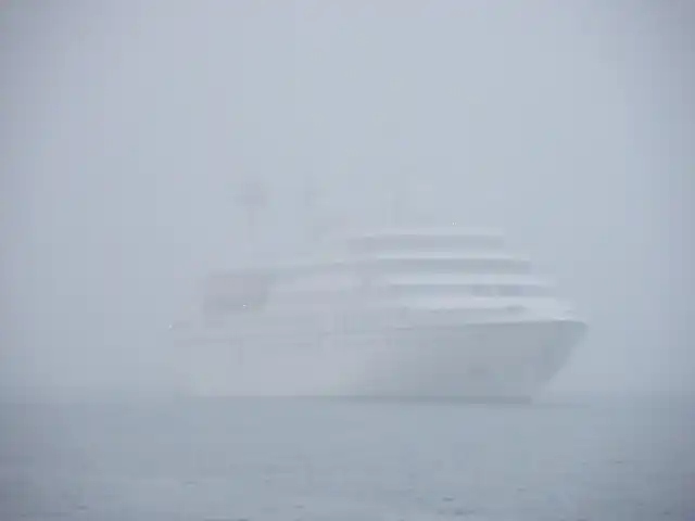 barco en la niebla