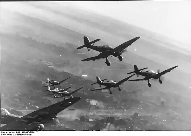 Bundesarchiv_Bild_101I-646-5188-17,_Flugzeuge_Junkers_Ju_87