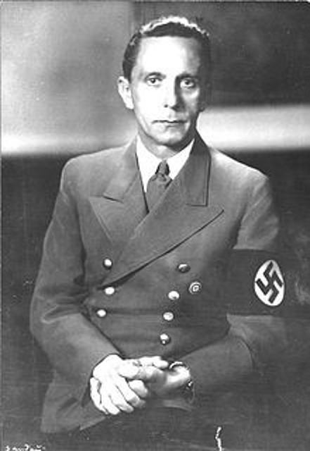 220px-Bundesarchiv_Bild_183-1989-0821-502,_Joseph_Goebbels 220px-Bundesarchiv_Bild_183-1989-0821-502,_Joseph_Goebbels