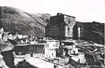 Castillo Grgal a principios de siglo rodeado de casas ruinosas