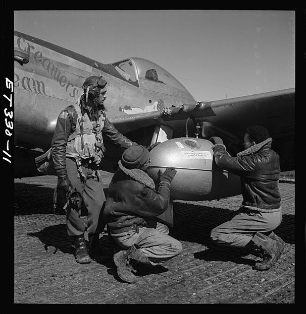 tuskagee-3_(Tuskegee airmen at Ramitelli, Italy 1945)