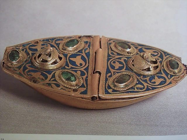naveta, segunda mitad del XIII,Limoges. Museo de arte de Catalu?a. naveta, segunda mitad del XIII,Limoges. Museo de arte de Catalu?a.