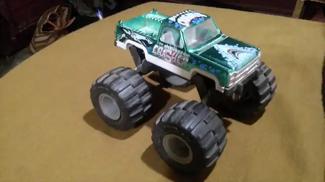 Chevy Silverado 4x4 Monster MAJORETTE (10)