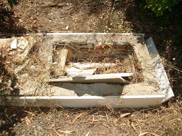 02Tumba profanada-Cementerio ingles Bella Vista-Riotinto-24.07.06-Foto.J.Ch.Q (7)