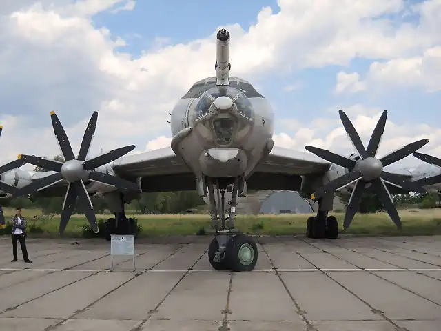 Kiev_ukraine_1076_state_aviation_museum_zhulyany_(92)_Tupolev_Tu-142_bear-f_model_4_(5869717045)