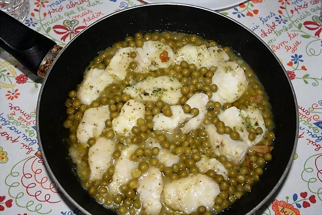 Pescada con guisantes