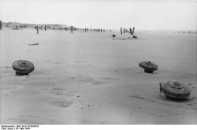 Bundesarchiv_Bild_101I-719-0240-03,_Pas_de_Calais,_Atlantikwall,_Minen_am_Strand