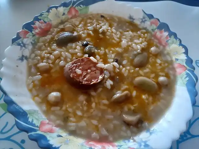 Potaje de arroz con habas