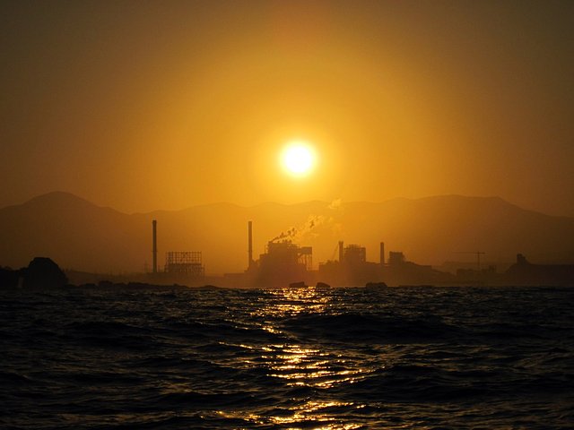 Amanecer con Mar Movido en Bahia Quinteros