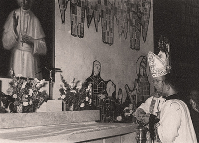 Consagraci?n Altar de San Pio X Parroquia Santa Rita Madrid Jose M? Lahiguera el 17 de octubre de 1959