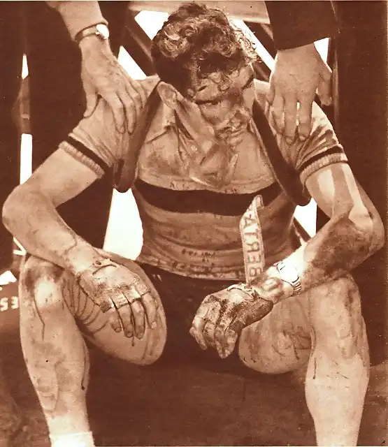 1954 - Tour. 8? etapa, km 59, Alphonse Vandenbranden ha sufrido una terrible caida por un botell?n en la calzada