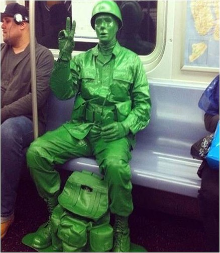 Soldado de plstico en el tren de Nueva York