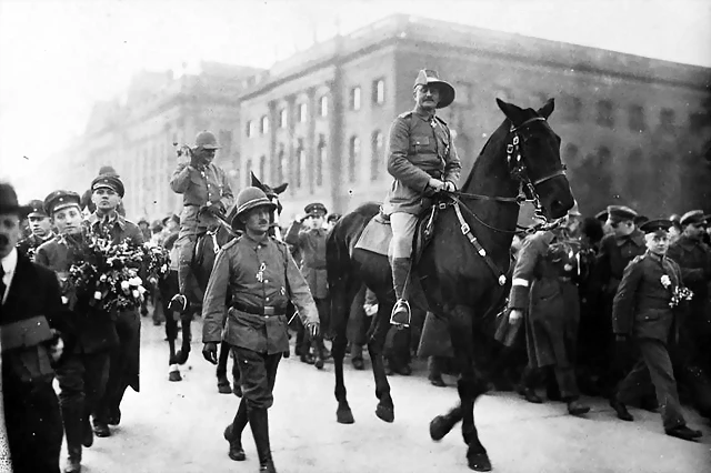 Bundesarchiv_B_145_Bild-P008268,_General_Paul_von_Lettow-Vorbeck desfile militar en Berlin 1919