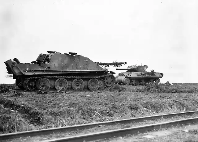 Jagdpanther_number_123_and_M36_Jackson_Hamig_Germany_1945