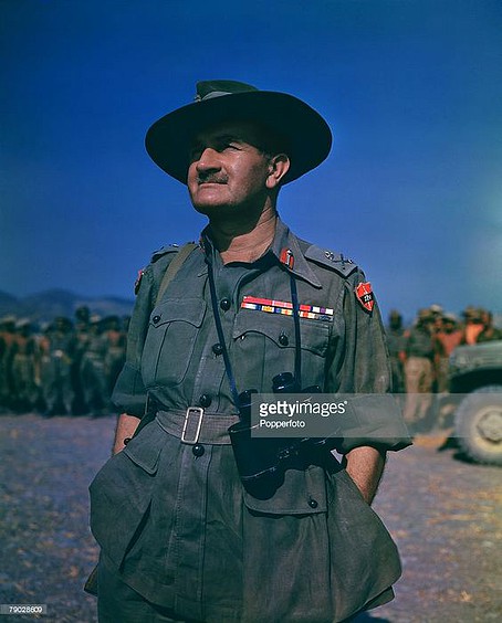 16-Segunda Guerra Mundial, marzo, 1945, Asia, retrato del general Guillermo Slim, comandante del 14to ejrcito en una bandera que levanta la ceremonia en la fortaleza Dufferin en Birmania.