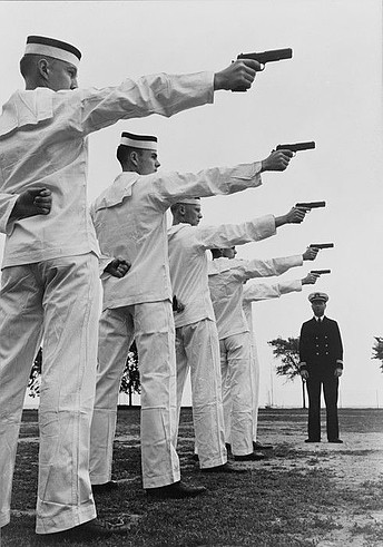 Cadetes de la Escuela Naval de Annapolis aprendiendo a utilizar la Colt 1911 reglamentaria. Junio 1942
