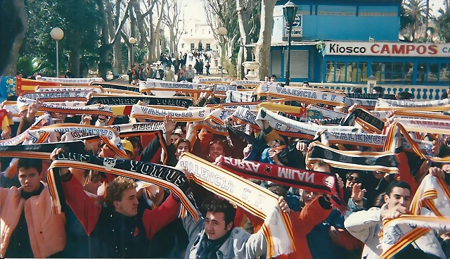 yomus castellon - valencia 90-91 bufandeo al fondo estacion de tren yomus castellon - valencia 90-91 bufandeo al fondo estacion de tren