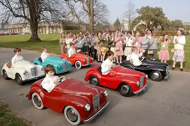 Austin_J40_pedal_car_race_at_Goodwood_Revival-728x483