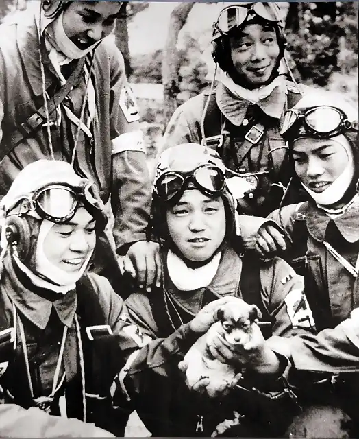 Cinco kamikaze jugando con un perro, Mayo 26, 1945