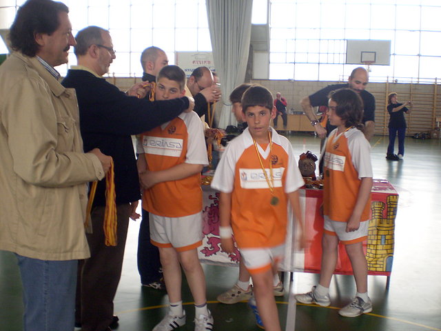 CHUCHI Y AUTORIDADES ENTREGA MEDALLAS