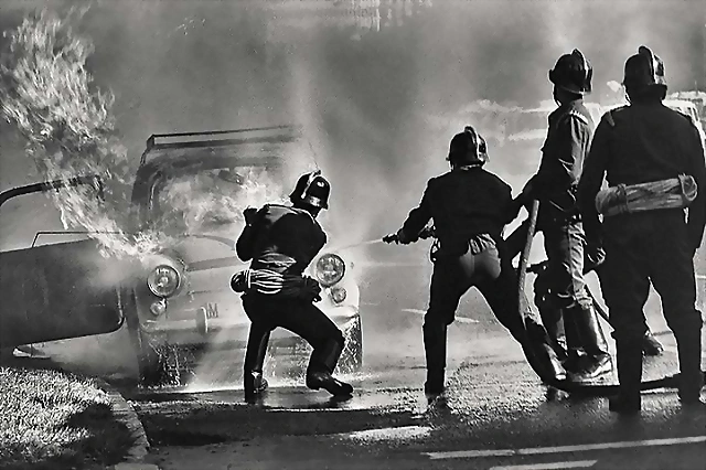 Bomberos-apagando-vehiculo-1 Bomberos-apagando-vehiculo-1