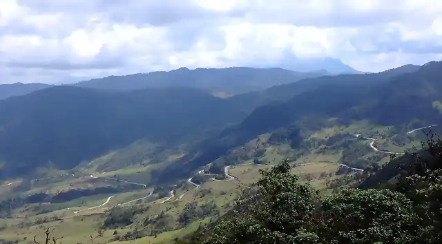 Hermosa vista hacia Miraflores, la carretera serpentea