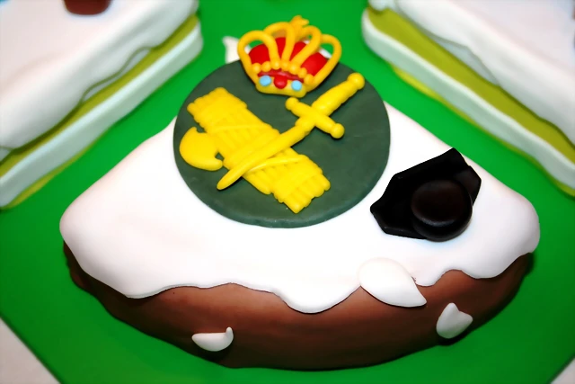 tarta-4-en-1-guardia-civil-ganchillo-maquina-coser-y-catedral-guadix-8