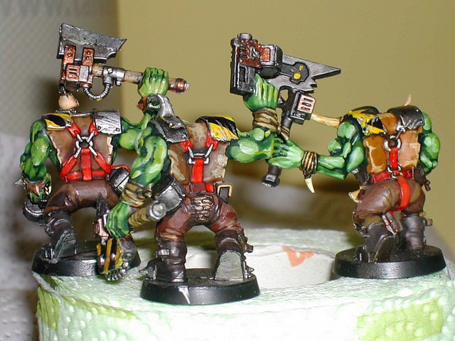 3 orkos de espaldas