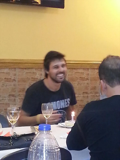 Hugo en cena antes del bolo 4 Hugo en cena antes del bolo 4