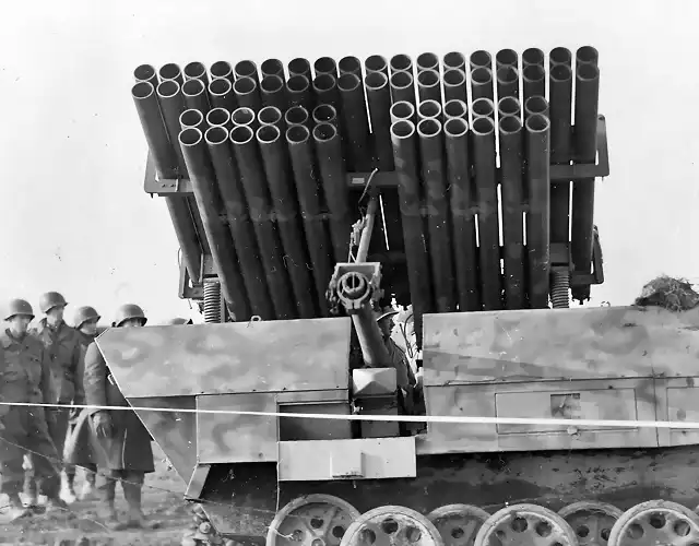 Sdkfz_251_ausf_D_rocket_launcher_halftrack