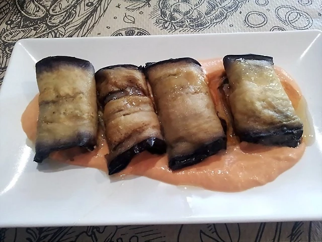 Rollo de berenjena con jamón y queso Rollo de berenjena con jamón y queso