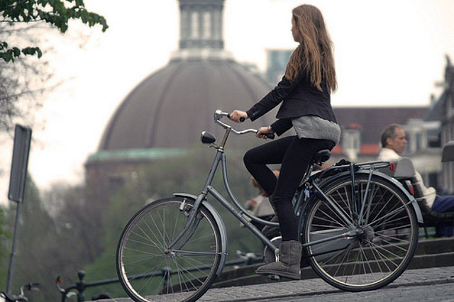 chica-andando-en-bicicleta