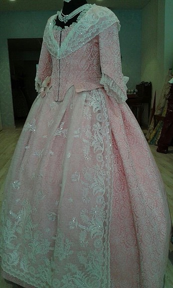 traje rosa