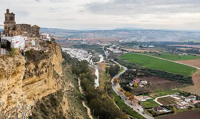 Vista_de_Arcos_de_la_Frontera_desde_el_Balc?n_de_la_Pe?a_Nueva,_C?diz,_Espa?a,_2015-12-08,_DD_02