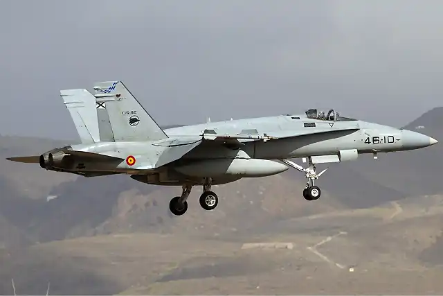 Spanish_Air_Force_McDonnell_Douglas_EF-18A_Hornet_Lofting