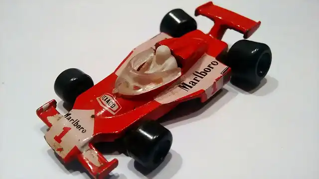 F1 McLaren m-23 ruedas B