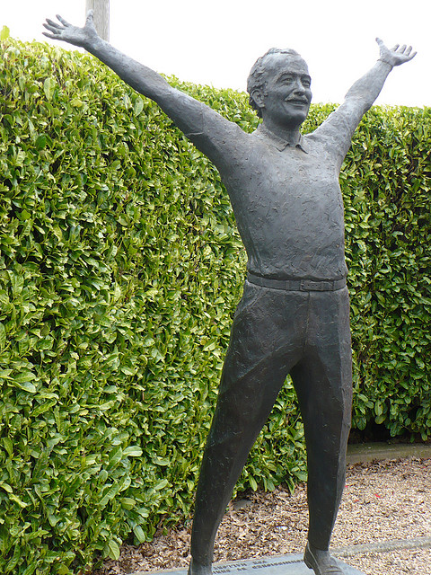 Colin_Chapman_statue_Mallory_Park