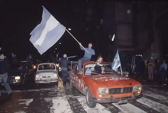 Buenos Aires - Argentinien-Fans feiern, nachdem sie das Finale der Fu?ball Weltmeisterschaft gegen die Niederlande gewonnen haben, 1978