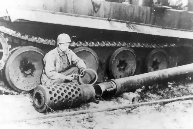 E-100_12.8cm_KwK_gun_inspection