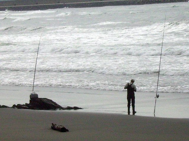 pescando en la playa de los quebrantos