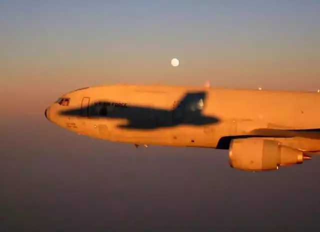 Sombra de un F-15 sobre un KC-10