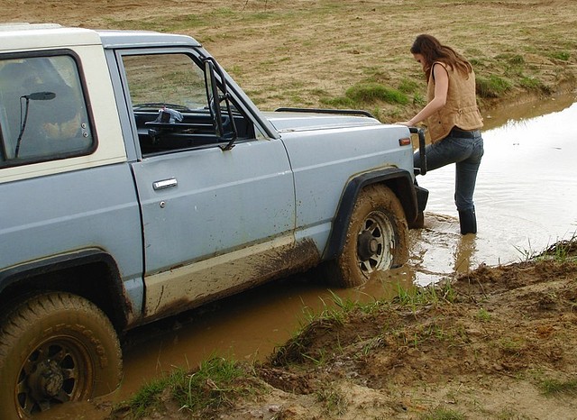 car_stuck_girls_ridingboots_mud_006