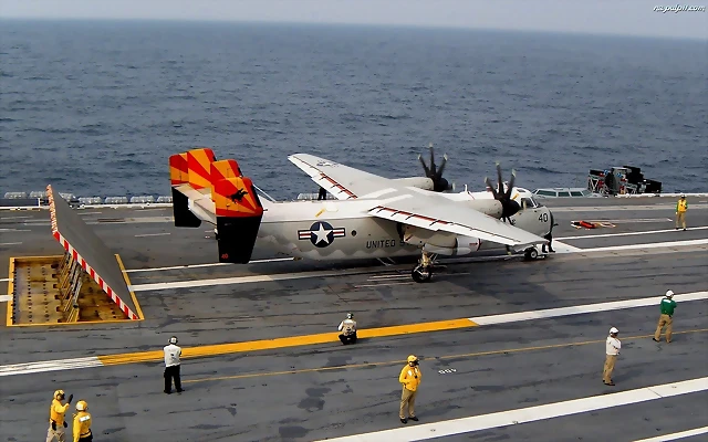 1.Grumman C-2 Greyhound a punto de catapultarse 1.Grumman C-2 Greyhound a punto de catapultarse