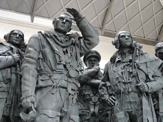 Estatua expuesta en el Airmen Memorial britnico
