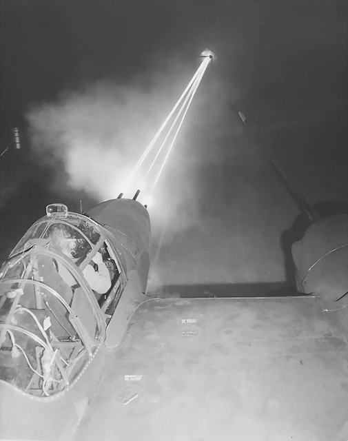 Pruebas nocturnas de tiro de un P-38 Ligthing en la WWII Pruebas nocturnas de tiro de un P-38 Ligthing en la WWII