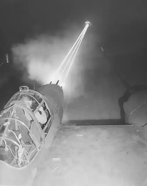 Pruebas nocturnas de tiro de un P-38 Ligthing en la WWII